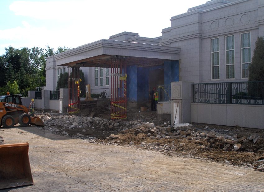 Jacks hold up the portico roof so it stays in place as the supporting columns are removed.