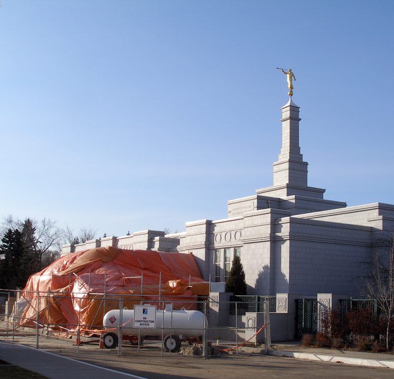 The expanded shrouds now enclose the portico, the platform and the North stairs.